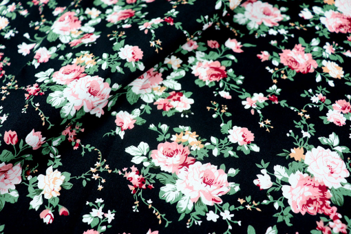Üppiges Rosendesign auf reiner Baumwolle - Nostalgie pur! Co6973 Baumwollstoff Rosen Schwarz S4 Baumwolle Blumen Baumwollstoff - Classic Roses - SchwarzSchwarzer Stoff mit Rosen