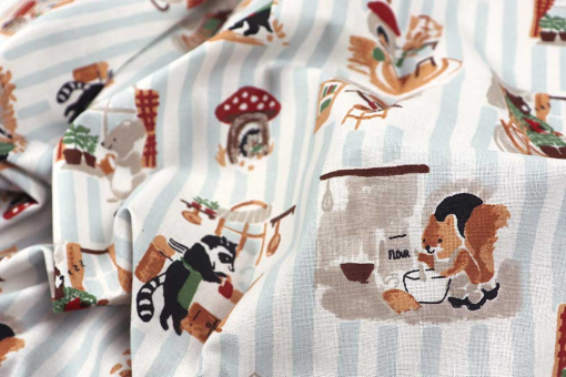 Sie sind eingeladen zu den Tieren nach Hause! Das Eichhörnchen backt schon fleißig und die Maus gießt die Pflanzen Co7012 Baumwollstoff Tiere Daheim Baumwolle Kinder Baumwollstoff - Bei Tieren daheimBaumwollstoff mit Tiermotiv