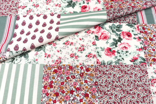 Feiner Cretonne mit romantischem Mustermix aus Rosenblüten, Streifen und Ornamenten Co7020 Baumwollstoff Patchwork.rosen Streifen S4 Baumwolle Blumen Baumwollstoff - Patchwork - Salbei/RoseBaumwollstoff mit Patchworkmuster