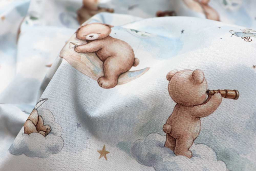 Süße Träume! Mit dem Bärchen in der Traumwelt schläft es sich doch gleich viel besser. Co7024 Baumwollstoff Baerchen Himmel 3 Baumwolle Kinder Baumwollstoff Digital - Bärchen in der TraumweltBaumwollstoff mit Teddybären im Himmel