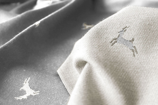 Beidseitig verwendbarer Jacquard aus Baumwollmischgewebe mit herzigem Hirsch-Motiv in Grau und Creme Dekostoff Jacquard Hirsche Grau Creme Übergardinen Dekostoff Jacquard beidseitig - Landhaus-Hirsche - Hellgrau/CremeDekostoff mit Hirschen in Grau und Creme