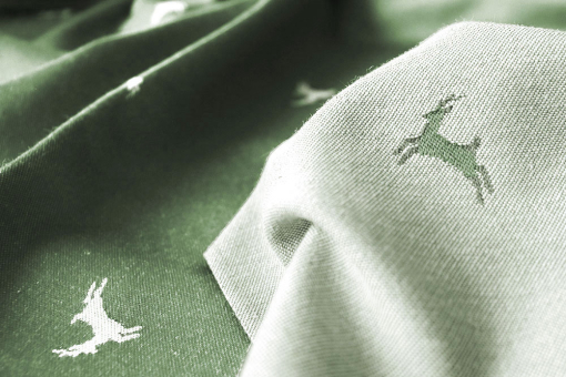 Beidseitig verwendbarer Jacquard aus Baumwollmischgewebe mit herzigem Hirsch-Motiv in Grüntönen Dekostoff Jacquard Hirsche Gruen in Wald / Wiese Dekostoff Jacquard beidseitig - Landhaus-Hirsche - GrünDekostoff mit Hirschen in Grün
