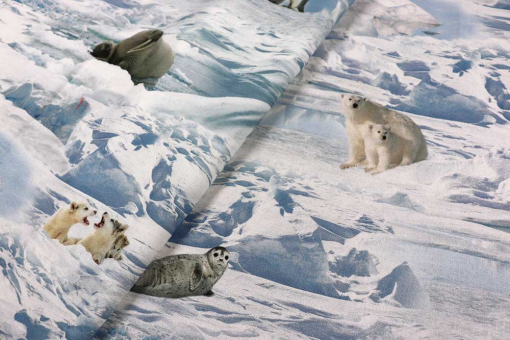 Setzen Sie ein Zeichen und bieten Sie den Eisbären auf diesem digital bedruckten Dekostoff ein Zuhause! Ds2330 Dekostoff Digital Eisbaeren S4 Digital-Drucke Dekostoff Digitaldruck - Leben der EisbärenDekostoff mit realistischem Eisbären-Motiv