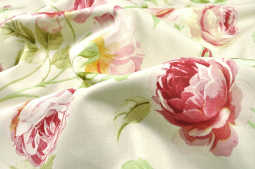 HochwertigSatin-Stoff mit Rosenmotiv - Perfekt für Romantiker und alle, die es werden wollen! Ds5412 Dekostoff Deluxe Rosen Wohnwelt Chateau Dekostoff Satin deluxe - Chateau - Rosen