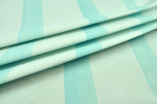 Breite Streifen in zarten Mint- und Türkistönen machen diesen Premium-Dekostoff mit 20.000 Scheuertouren zu einem wahren Blickfang! Ds5626 Dekostoff Deluxe Streifen Mint (1) Dekostoffe Streifen Dekostoff deluxe - Breite Streifen - Mint/Türkis