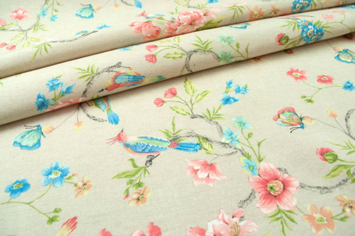 Ein traumhaftes Blüten- und Vogel-Motiv in frischen Farben auf naturfarbigem Dekostoff mit schönem Warengriff Ds5916 Dekostoff Blumen Voegel S4(1) in der Luft Birds and Flowers - Dekostoff