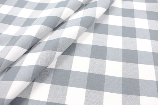 Eleganter Jacquard-Stoff im Landhausstil mit klassischem Karo-Muster für ein gemütliches, rustikales Ambiente. Ds6284910 Jacquard Dekostoff Karo Hellgrau S4 Dekostoffe Landhaus Dekostoff Jacquard beidseitig - Karo - HellgrauDekostoff Jacquard Karo Grau