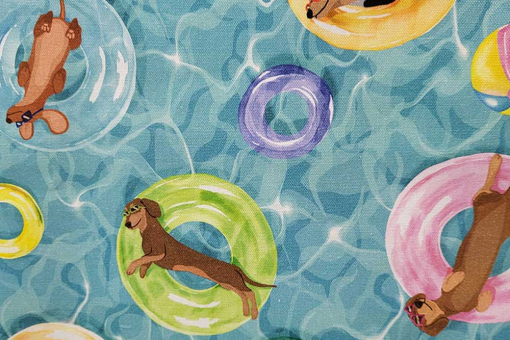 Dackel im Pool auf Bade­ringen – dieser bunte Comic-Stoff bringt Spaß, Farbe und Sommerlaune in Ihr Zuhause! Ds6298 Dekostoff Entspanntedackel Digital-Drucke Dekostoff Premium - Entspannte DackelDekostoff Dackel Pool