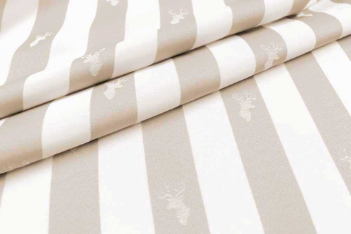 In Deutschland produzierter Stoff mit durchgewebtem Muster für Kissen, Vorhänge und mehr im Landhausstil! Ds6356 Dekostoff Jacquard Hirsch Streifen Beige S4 Dekostoffe Landhaus Dekostoff Jacquard - Hirsch-Streifen - BeigeDekostoff mit Hirschen und Streifen in Beige