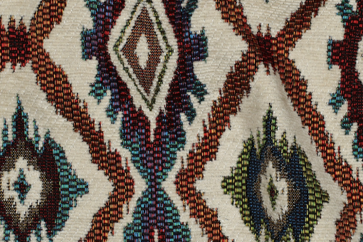 Hochwertiger Chenille-Gobelin mit farbenfrohem Ethno-Rautenmuster. Ideal für Polster, Kissen, Taschen und Dekorationen. Ds6392 Gobelin Diamondboho Details Gobelin geometrisch Chenille Gobelin - Boho DiamondsChenille Gobelin Stoff mit geometischen Muster