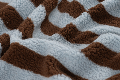 Kuscheliger Teddy-Fleece mit markanten Streifen – weich, gemütlich und ideal für Jacken, Accessoires und Wohnideen. Fl5224 Teddy Streifen Blau Braun S4y Fleece Teddy Fleece - Streifen - Hellblau/BraunTeddy Fleece mit Streifen in Hellblau und Braun