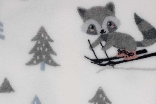 Super kuscheliger Fleecestoff mit niedlichem Tiermotiv - ideal für kalte Tage! Fl5227 Fleece Waschbaer Kinderstoffe Kuschelfleece - Waschbär im WinterFleece mit Waschbär-Motiv