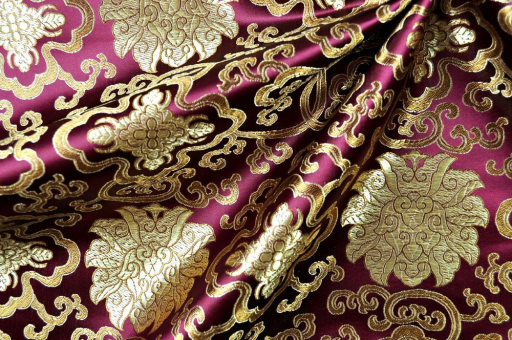 Sehr schöner Seidenimitat-Stoff, aus verschiedenfarbigen Garnen hochwertig gewoben Fn1035 China Seidenimitat Ornament Bordeaux    Z1 China Seidenimitat China-Seidenimitat - Ornament - BordeauxBordeauxfarbenes Seidenimitat mit goldenen Ornamenten