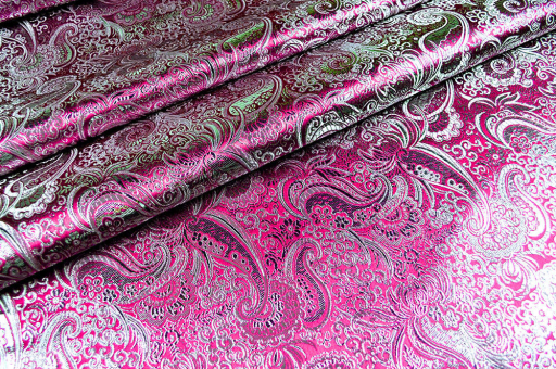 Glänzende Meterware in Pink und Silber, deren edle Ornamente in Jacquard-Webart eingearbeitet wurden Fn1126150 Brokat Maharadscha Pink Silber Brokat Meterware Brokat Maharadscha - Pink/SilberBrokat mit orientalischem Motiv