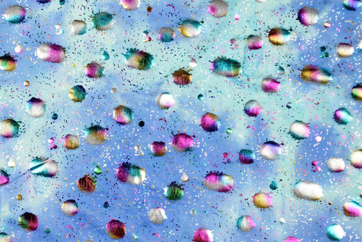 Stretchiger Folienjersey mit Glanzeffekt - ein Eye-Catcher für Kostüme, Tanzsport und vieles mehr! Fn1230 Tanzkleiderstoff Tropfen Effektstoffe Tanzkleiderstoff Hologramm - Colour DropsTanzkleiderstoff mit Wassertropfen-Muster
