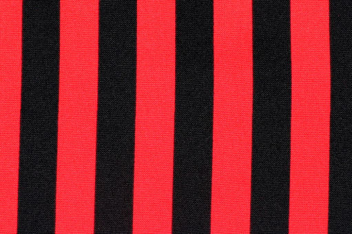 Klassisches Streifenmuster auf pflegeleichtem Allround-Talent - perfekt für Kostüme und Deko-Ideen aller Art! Fn1330250 Universalstoff Streifen Rot Schwarz Universal bis 140cm Universalstoff - Streifen - Rot/SchwarzUniversalstoff mit Streifen-Muster
