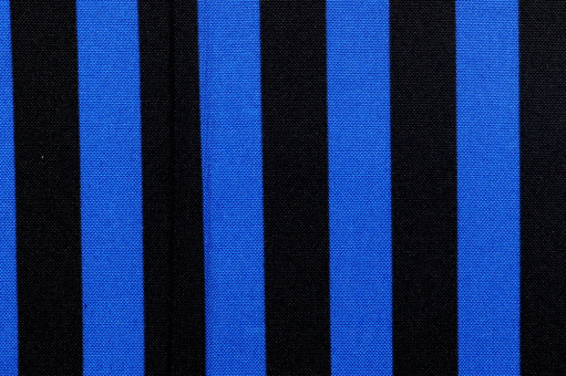 Klassisches Streifenmuster auf pflegeleichtem Allround-Talent - perfekt für Kostüme und Deko-Ideen aller Art! Fn1330540 Universalstoff Streifen Royal Schwarz Fasnacht Stoffe bunt Universalstoff - Streifen - Royal/SchwarzUniversalstoff mit Streifen-Muster