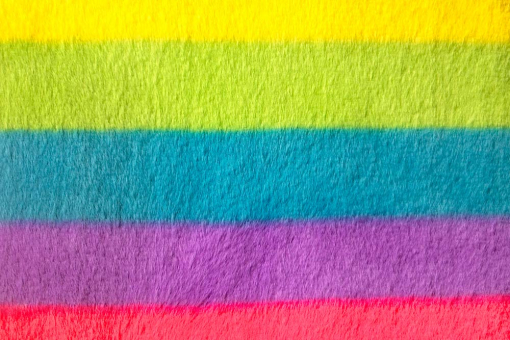 Fröhlich, knallig, bunt und super flauschig - weiches Fellimitat in Regenbogenfarben! Fp1119 Fellimitat Regenbogen Streifen Fellstoffe Plüschfell - Regenbogen-StreifenFellimitat mit bunten Streifen
