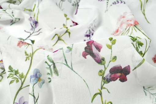 Transparente Meterware für Gardinen/Vorhänge mit gemütlich-blumigem Charakter Gs5104 Gardinenstoff Blumenwiese Lila Gardinen transparent Gardinenstoff transparent - Blumenwiese - LilaTransparenter Gardinenstoff mit buntem Blumenmuster