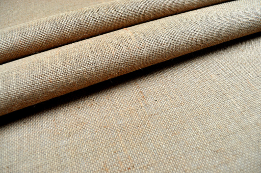 Das allseits beliebte Naturmaterial in der praktischen Breite von 130 cm Jute Jute Jute - 130 cm breitJute-Stoff in Falten gelegt