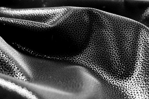 Super weiches, elastisches Lederimitat mit glänzendem Strukturmuster in elegantem Schwarz Kl1161 Kunstleder Glanz Elastik Kunstleder Kunstleder - Soft Touch Stretch - Black GalaGlänzendes schwarzes Kunstleder