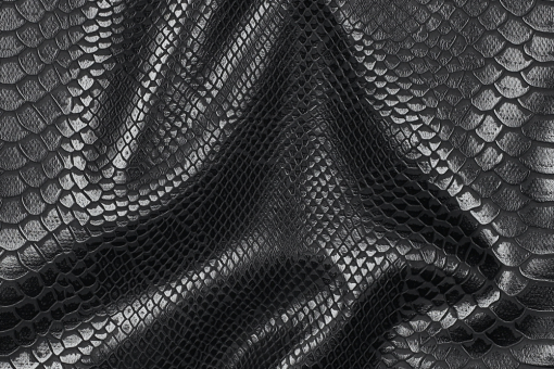 Edles Kunstleder mit realistischer Python-Prägung in Schwarz. Perfekt für Taschen, Polster, Accessoires und moderne Interior-Projekte. Kl1198 Phyton Noir Detail Kunstleder Kunstleder - Python NoirKunstleder mit Schlangen-Prägung