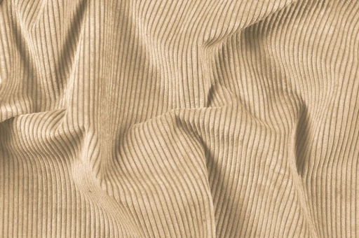 Trendiger Möbelcord-Stoff, Beigegrau in edler Optik. Äußerst strapazierfähig bezüglich des Abriebs und der Abnutzung Ms5013 Moebelstoff Deluxe Cord Beige Wohnwelt New Living Möbel-Cordstoff deluxe - New Living - Beigegrau