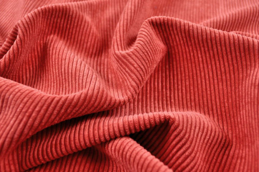 Roter Möbelcord, der unglaublichen 100000 Scheuertouren standhält und somit absolut abriebfest ist Ms5013 Moebelstoff Deluxe Cord Ziegelrot Wohnwelt British Feeling Möbel-Cordstoff deluxe - British Feeling - Ziegelrot