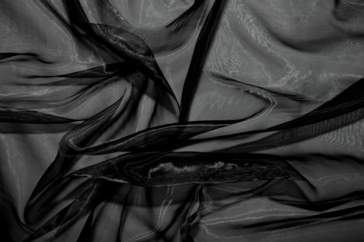Klassischer Organza in Schwarz - DAS Dekorationstalent schlechthin Organza Stoff Einfarbig Schwarz 1 Fasnacht Stoffe Einfarbig Organza Stoff - Schwarz