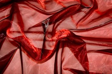 Lassen Sie sich von dem zweifarbigen Schimmer-Effekt dieses transparenten Organza-Stoffes bezaubern Organza Stoff Two Tone Rot Schwarz 13 Z1(2) Fasnacht Stoffe Einfarbig Organza Two Tone - Rot/Schwarz