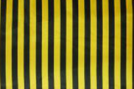 Geschmeidiger Satin, dessen Glanz in Verbindung mit dem Streifen-Design besonders toll zur Geltung kommt Satin Streifen Gelb Schwarz Kostümstoffe Satin Streifen - Schwarz/Gelb