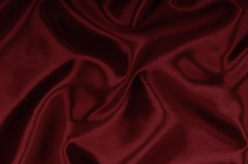 Die schwerere, voluminösere Variante unseres Satins für üppige Kleider und vieles mehr - wählen Sie aus einer großen Farbauswahl Satin Bordeaux S4 1000 Z1(4) Uni Braut-Satin Bordeaux