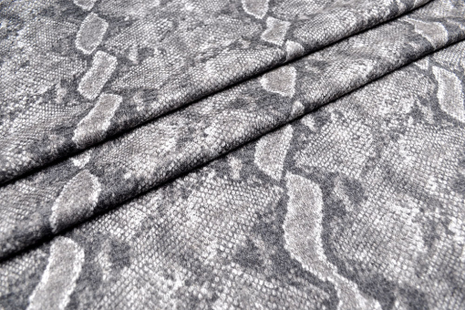 Super softer Bekleidungsstoff mit Schlangenmuster - stretchig, trendy, zum Spitzenpreis zu haben! Sp138013 Strickjersey Angora Touch Schlange S4 Elastikstoffe Stretch-Stoff Angora Feeling - Grey SnakeBekleidungsstoff mit Schlangenmuster