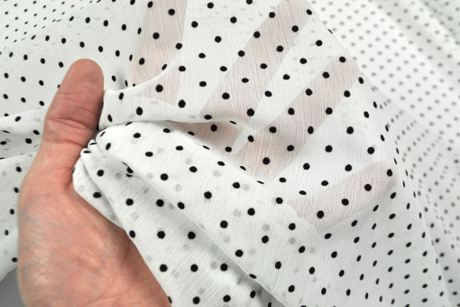 Aufgebrachte Tupfen peppen auf diesem leichten Gewebe Optik und Haptik gehörig auf! Sp149037 Chiffon Tupfen Hand Chiffon Chiffon - Dotty - Weiß/SchwarzWeißer Chiffon mit schwarzen Tupfen