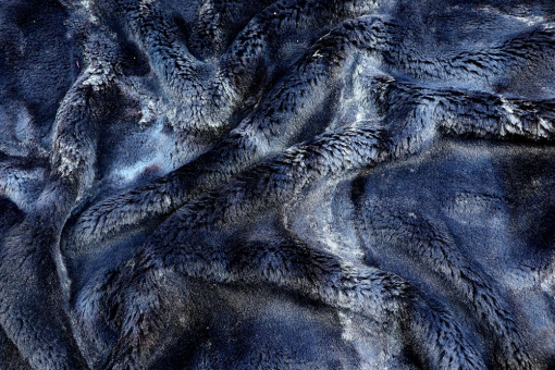 Herrlich weiches Fell für Nachtschwärmer - tiefdunkles Blau in leichter Batik-Optik für effektvolle Kreationen Sp163010 Fellimitat Blau Batik Fellstoffe Fellimitat - Night WitchDunkelblaues Fellimitat
