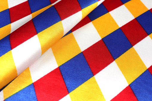 Knallbunter, herrlich geschmeidiger Stoff für Kostüme, Deko und mehr Sp174012 Baumwoll Viskose Satin Rauten S4 Juni Baumwoll-Viskose-Satin - Bunte RautenSatin mit bunten Rauten
