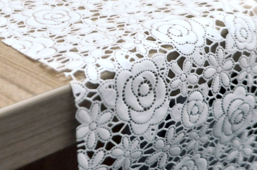 Abwischbare PVC-Spitze mit hübscher Bogenkante - verleiht jedem Raum elegantes Flair Td5093 Vinyl Spitze Tischdeckenstoff Tisch Abwischbare Tischdecken Tischdeckenspitze Vinyl - RosenWeiße Vinylspitze mit Rosenmuster