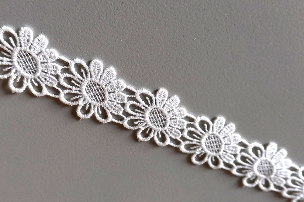 Spitzenborte - Blümchen - 2,5 cm - Creme 
