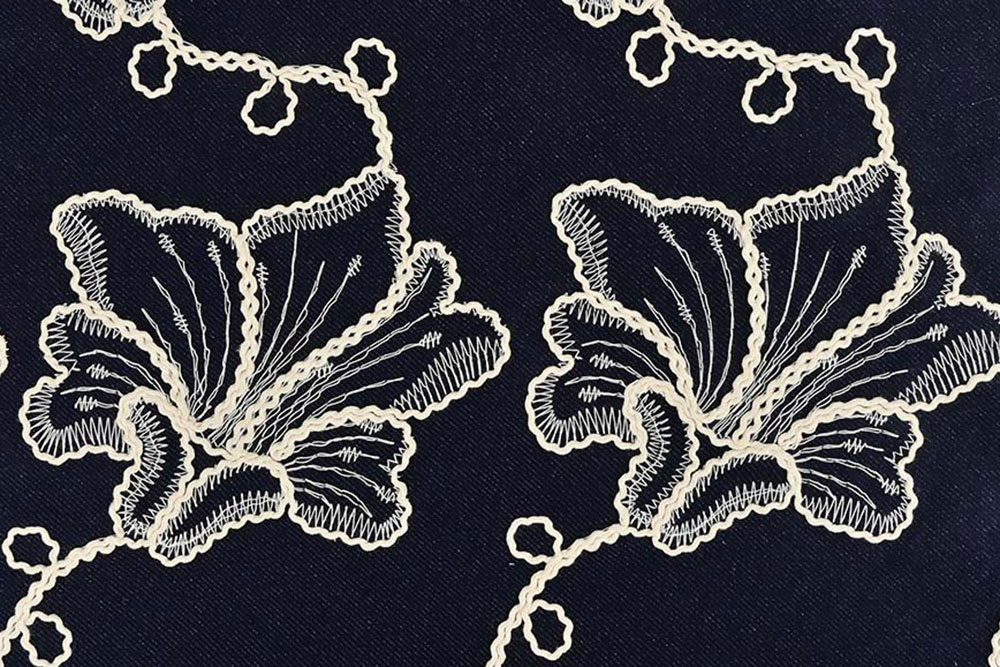 Jeans-Stoff - Blumenstickerei 
