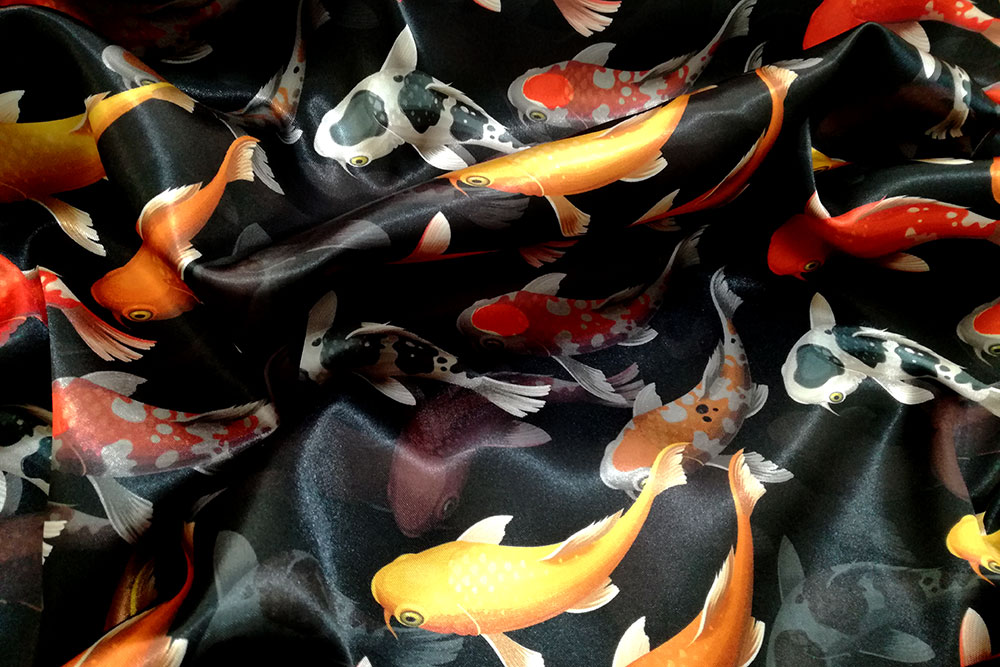 Geschmeidiger Satin mit tollem Glanz und außergewöhnlichem Fisch-Print 103294 Satin Koi Fischschwarm Schwarz Gemustert Satin - Koi Fischschwarm