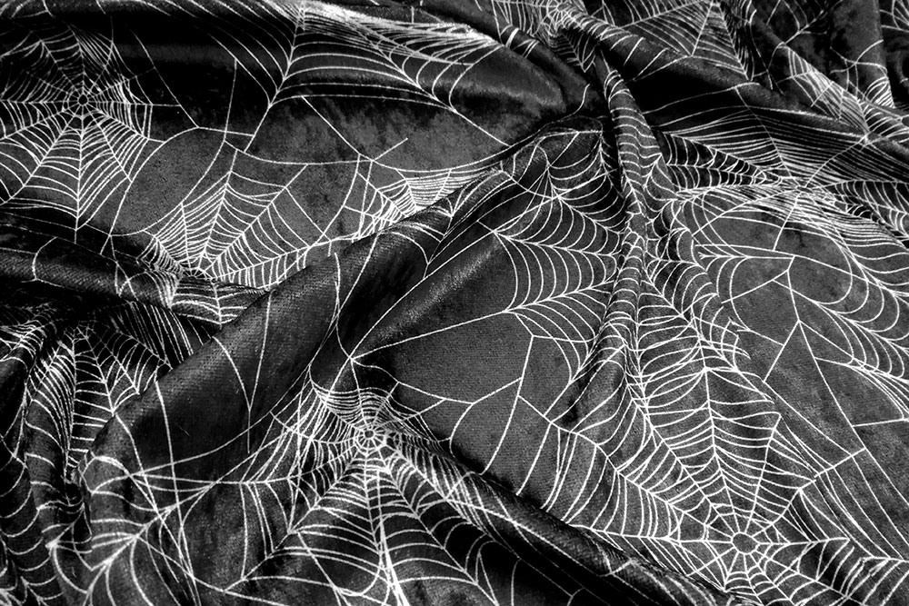 Klassischer, schwarzer Pannesamt mit weißen Spinnennetzen - perfekt für Halloween und vieles mehr! 103383 Pannesamt Spinnennetze Schwarz Weiss Pannesamt - Spinnennetze Allover