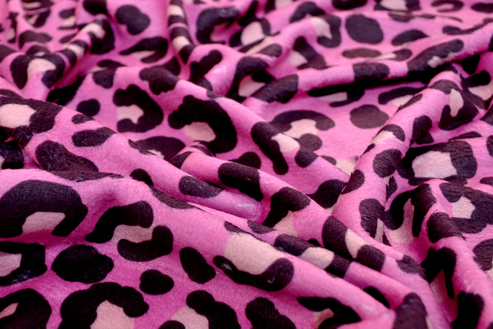 Animalisches Muster trifft auf kuschelige Meterware - eine ungewöhnliche Kombination, die überzeugt! 124 101725 Wellness Fleece Leo(1) Fleece Wellness-Fleece - Leo