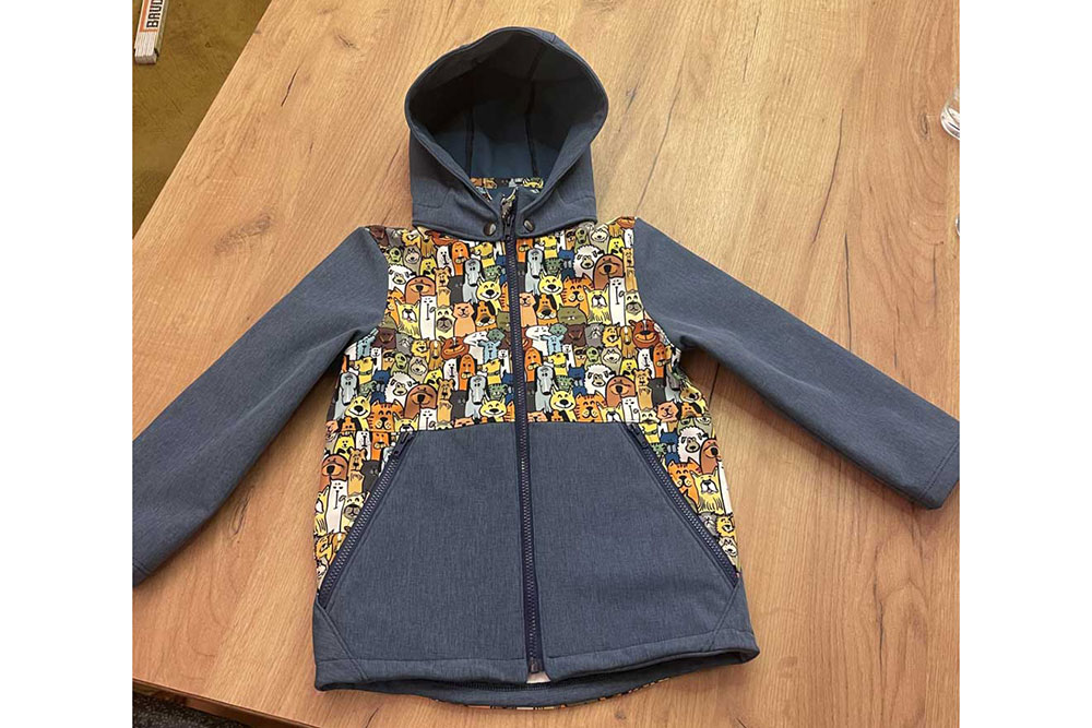 Tierisch-witzig bedruckt und tierisch-technisch ausgefeilt! Wasserabweisender Softshell für Kids! 125 103113 Softshell Tierpublikum Kinderstoffe Nano-Softshell - Tier-Publikum