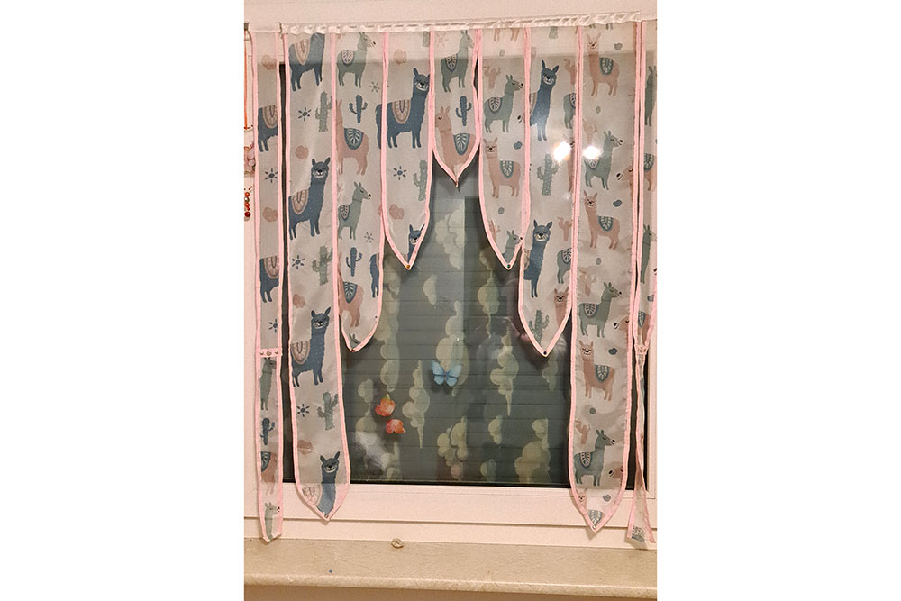 Verträumte Alpakas zieren diesen außergewöhnlichen, transparenten Gardinenstoff 128 101510 Voile Alpakas(1) Gardinen transparent Voile - Sleeping Alpacas