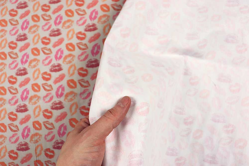 Weicher, sehr angenehmer Baumwollstoff mit flippigem Kussmund-Muster Baumwollstoff Kuss Lippen S4y Baumwolle sonstige Baumwollstoff - Sweet Kiss