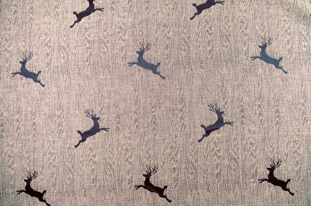 Geschmeidiger, beidseitig verwendbarer Jacquard mit eingewebten Hirschen und leichter Holzstruktur auf der beigefarbigen Grundware Bd01 Ds5940370 Dekostoff Hirsche S4 Dekostoffe Landhaus Jacquard Ammergau - Dekostoff - Beige/Dunkelbraun