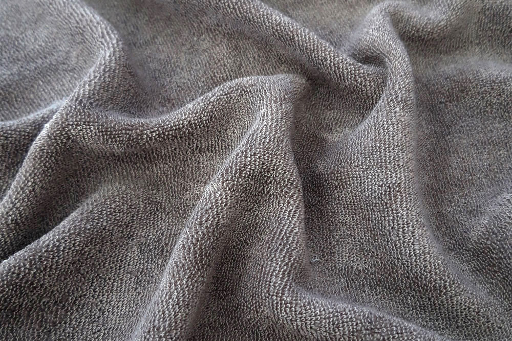 Hochwertiger Frottee-Fleece, sehr elastisch, ideal für bequeme Freizeitbekleidung und mehr  Bk6452377 Bambus Frottee Strech Stone S4y Drap(1) Uni Bambus-Frottee - Stretch - Stone