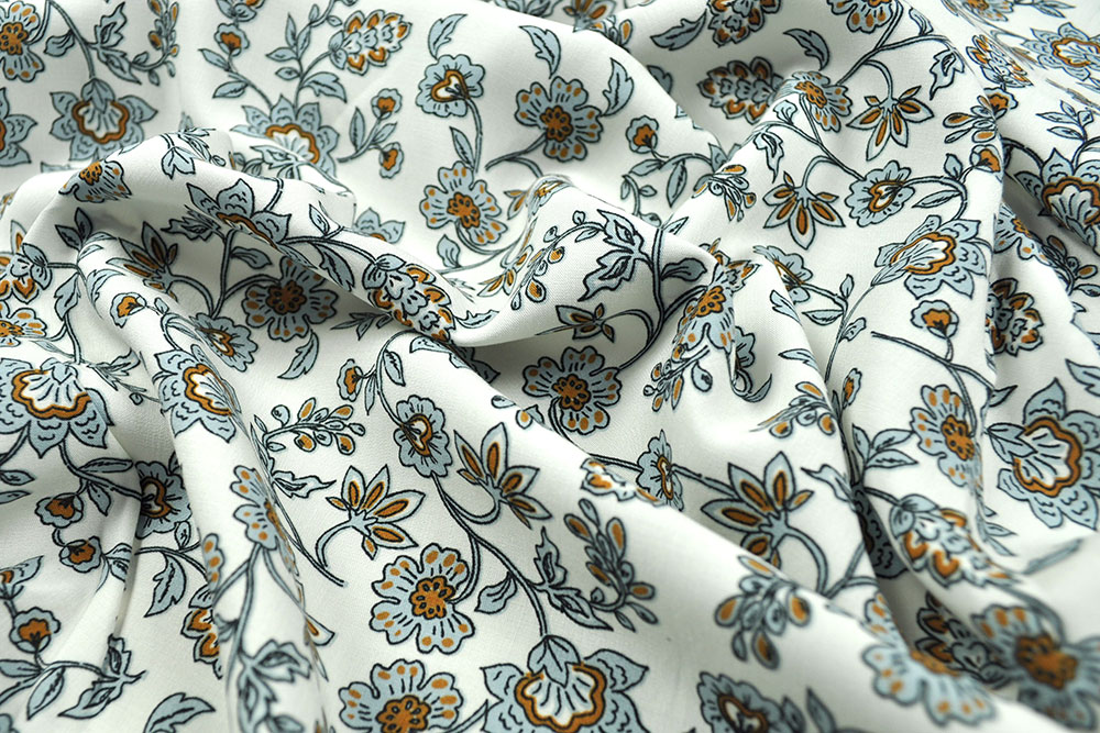 Blumig bedruckte Viskose - luftig-leichter, sommerlicher Bekleidungsstoff für Blusen, Kleider und vieles mehr Bk6764 Viskosestoff Bluemchen Off White S4 Viskose Viskosestoff - Blütenranken Eliana - Off-White