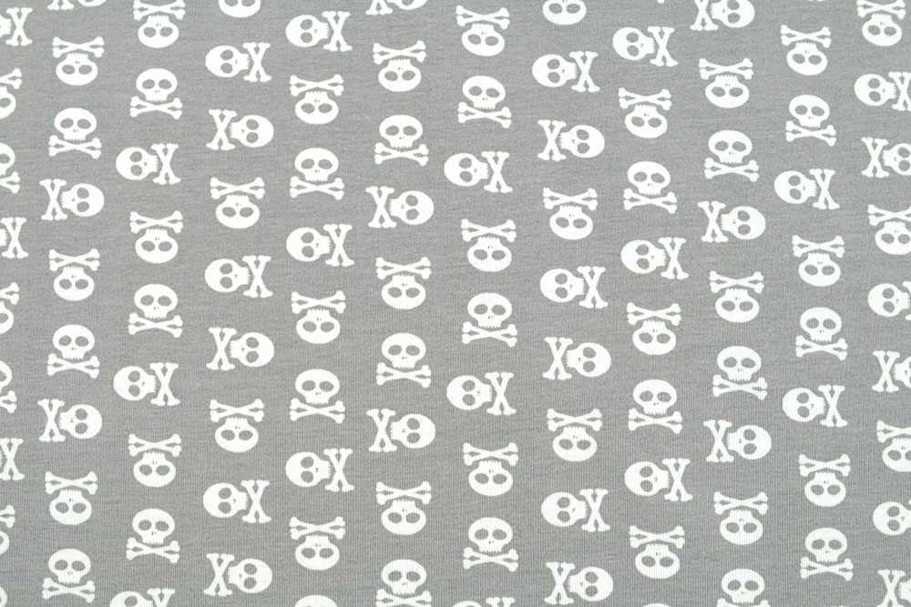 Cooler Jersey mit gruselig-kessem Totenkopfmotiv - nicht nur zu Halloween ein echter Hingucker! Bk6974 Jersey Totenkoepfe Grau S4 Sale Jersey - Small Skulls