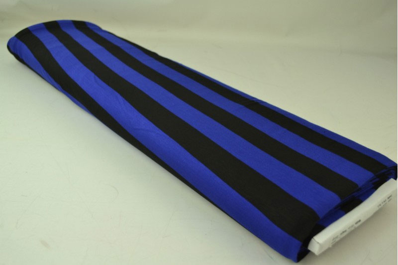 Blau-schwarz gestreifter Jersey aus Viskose und Elasthan - herrlich luftig, geschmeidig und super günstig! Bk7253 Viskosejersey Streifen Blau Schwarz Blusenstoffe Viskosejersey - Streifen - Royal/Schwarz